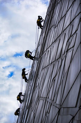 高空舞者 清洁建筑物的空中飞人
