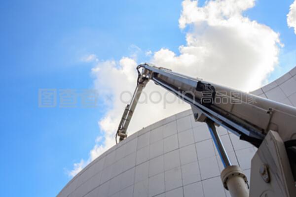 高效安全新篇章 起重机化身建筑物清洁“巨臂”